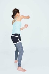 腕は肩甲骨から伸ばすことを意識する