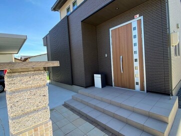 玄関の設備に後悔。揺れる木に反応するセンサーライト＆小さすぎた宅配ボックス