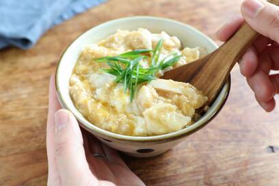 オートミールでつくる中華鶏がゆ。サラダチキンと卵を使って簡単に