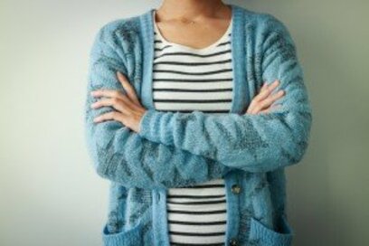 老化が加速する5つのダメ姿勢！腕組みで顔色が悪くなりバストも下がる!?