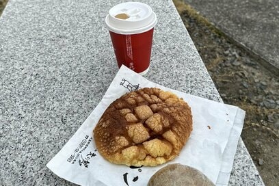 母の死後、導かれるように出かけた「ひとり旅」。人生でいちばんおいしいメロンパンと遭遇