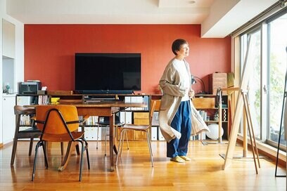 60代からの持ち物は「軽さ」を基準に選ぶ。重いコートやニットは3分の1に減らした