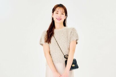 春はユニクロの「光沢感スカート」が着まわし最高。ウエストがゴムではきやすい