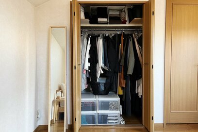 冬のクローゼットが“すっきり片づく”コツ3つ。ごちゃつく「黒タイツ」の収納は100均グッズで