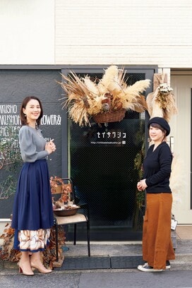 スワッグづくりも！遼河はるひさんが、ドライフラワー作家のアトリエを訪問