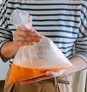 ポリ袋に卵、(1)、Aを入れ、空気を入れてふるようにしてよく混ぜる。