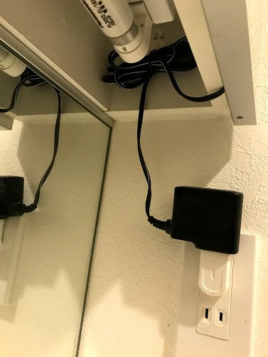 シェーバーのコードは鏡裏収納の下のところで見えないように
