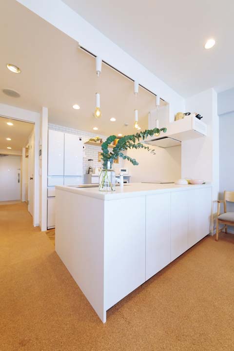 白で統一した清潔感あふれるキッチン