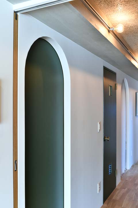 深いグリーンのオリジナル建具