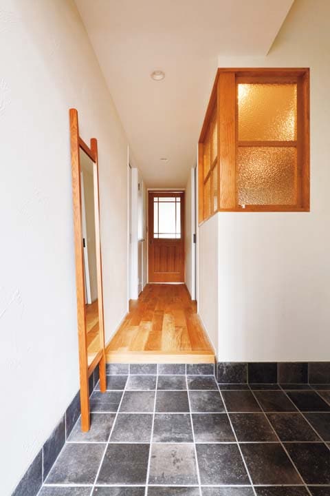 ナチュラルな内窓が印象的な玄関