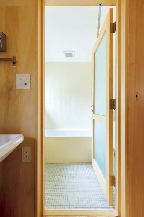 こだわりのタイルを貼った浴室