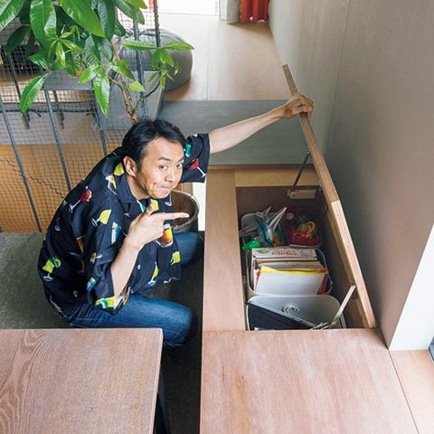 ダイニングのベンチの下も収納に