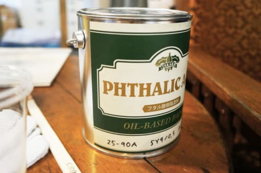 ペンキ（元の壁の色と同じ品番）