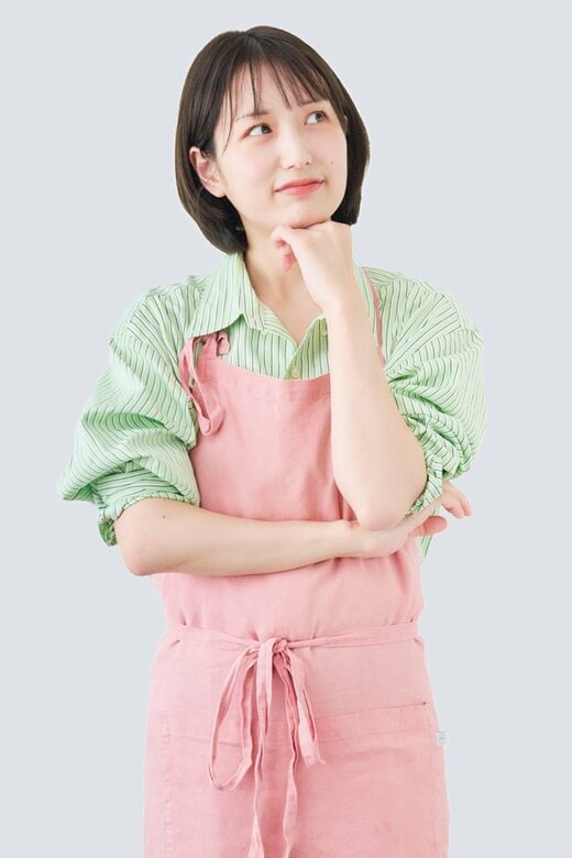 エプロンの女性が迷っている様子