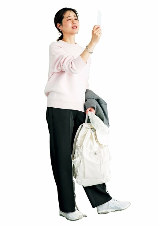 ピンクのニットを着用した女性