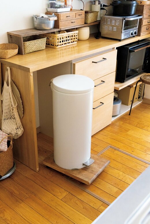 キャスターの上に乗せられたごみ箱