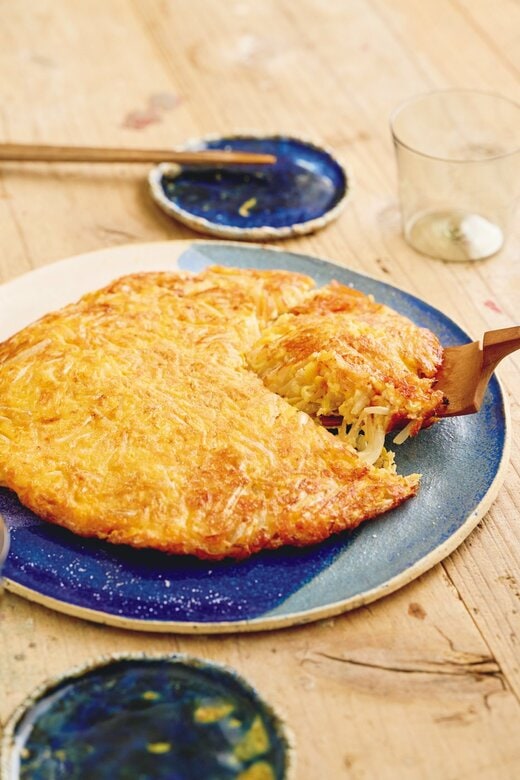 皿に盛られた「モヤシと卵のカリカリチーズ焼き」