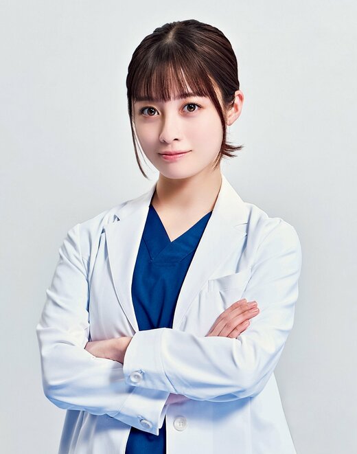 白衣を着て腕を組んでいる橋本環奈さん