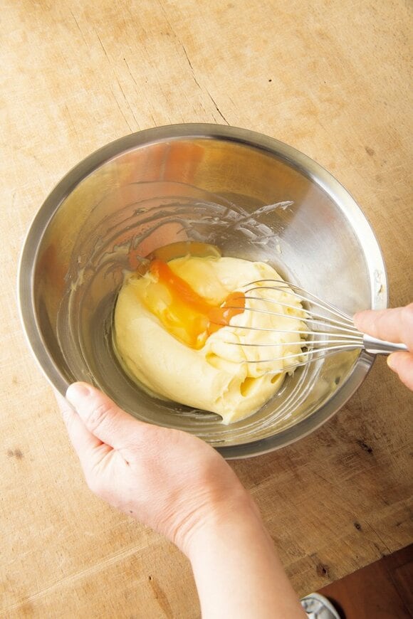 卵を入れて泡立て器で混ぜる