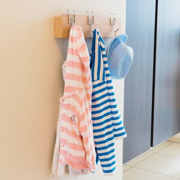 衣類ラック水色ピンク帽子