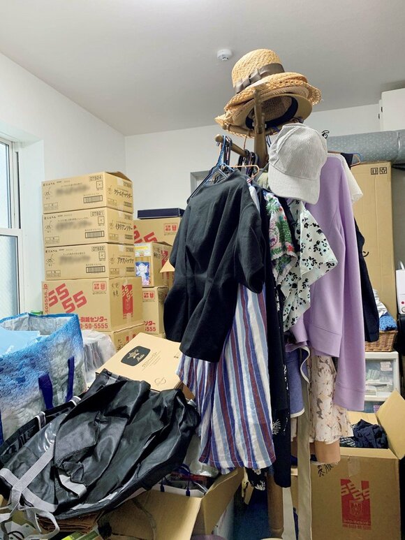 段ボールと衣類