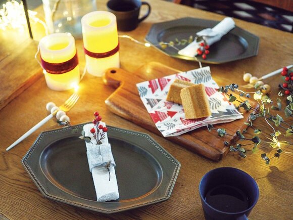 お皿の上にナプキンをフェルトでまく