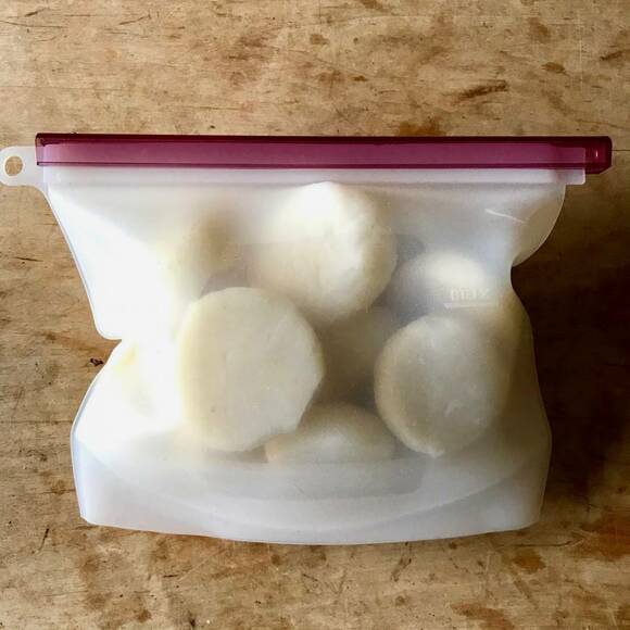 ジッパーつき保存袋に野菜