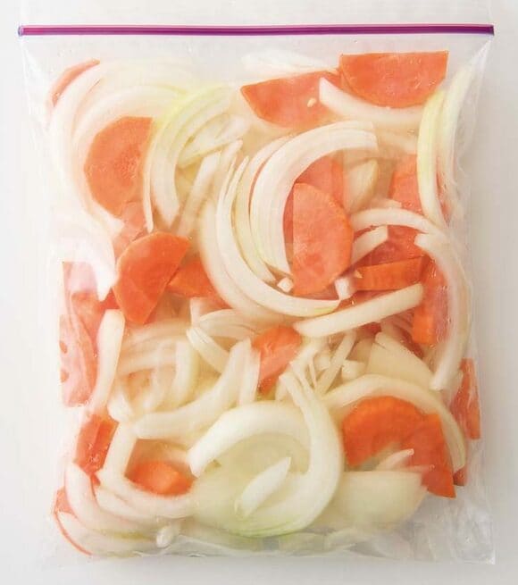野菜も冷凍しておき、下味冷凍した肉を組み合わせれば、さらに調理がスピーディ