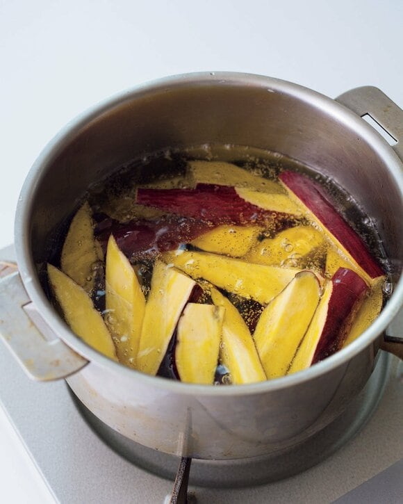 お鍋にサツマイモ