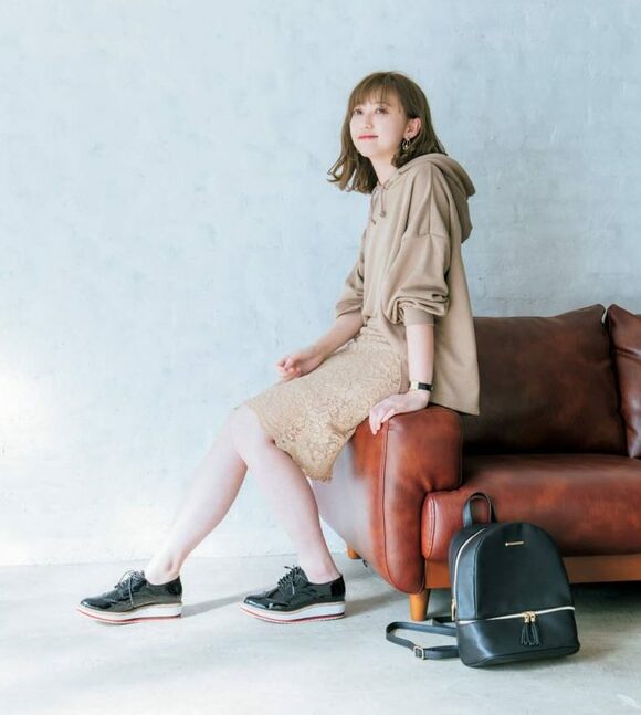 ベージュタイトスカート女性