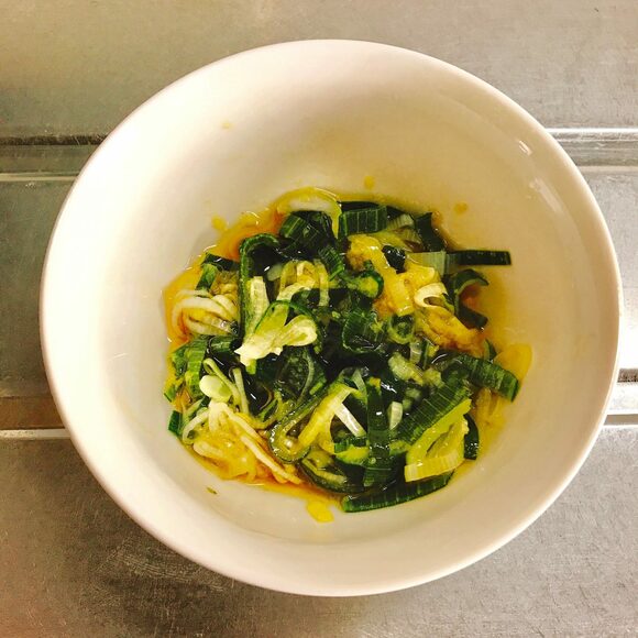 長ネギを加えて混ぜ、ネギソースをつくる