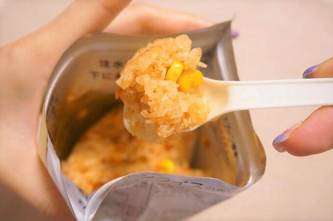 尾西のチキンライスをスプーンですくう