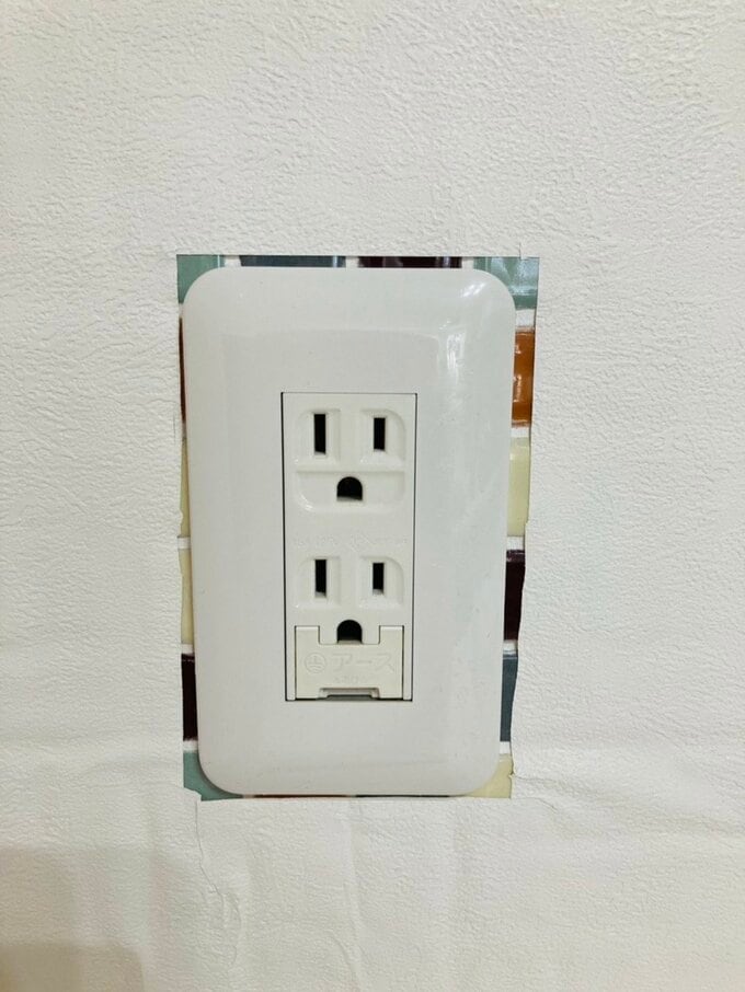 カットに失敗したコンセント部分