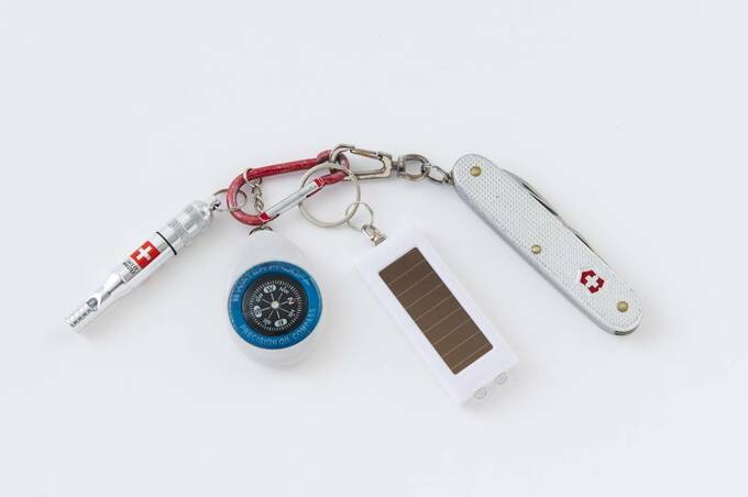 防災笛、コンパス、ソーラーライト、万能ナイフ