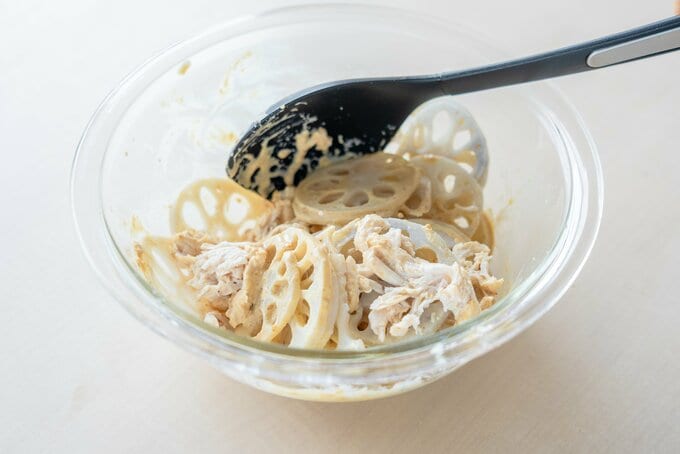 れんこんとささみを加えてタレを和える