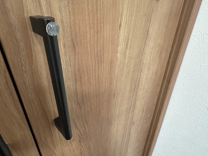 クッションゴムを貼った収納の取手