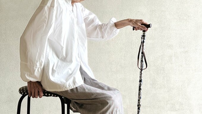 イスに座る高齢女性