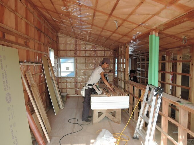 吹付け硬質ウレタンフォーム工事・気密シート張りの様子