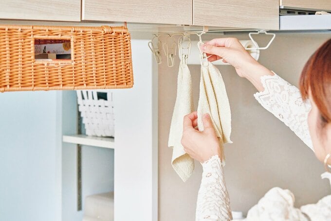 吊り戸棚下収納ピンチにふきんを干す様子