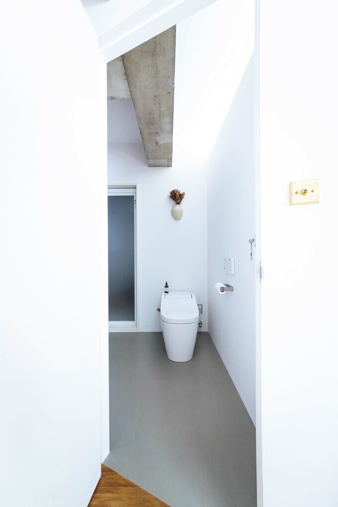 トイレの上には窓がある