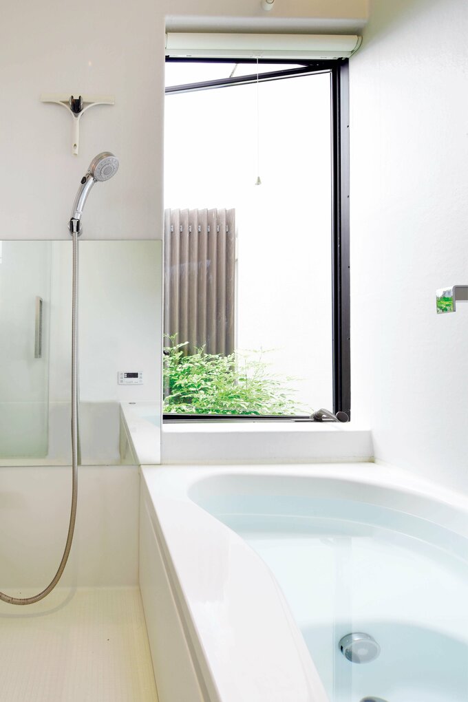 坪庭が見える浴室