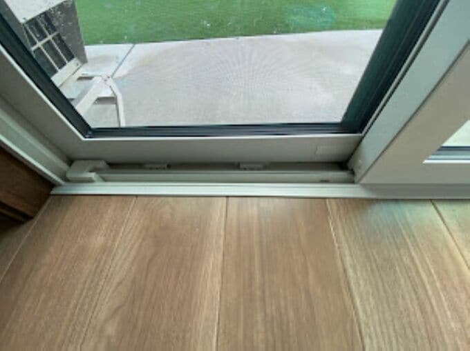 引き違い窓に虫の死骸