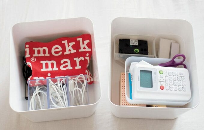 ボックスの中にラベル用品など