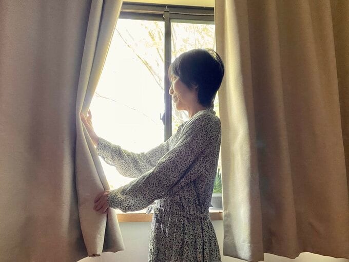 カーテンを開けるライフさん