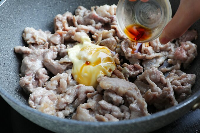 豚肉に調味料
