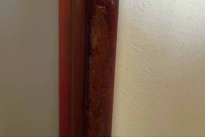 修繕後の木製のドア枠