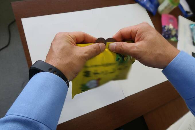 10円硬貨2枚を使って簡単にあけることができます