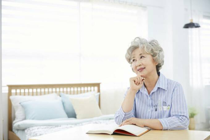 手帳を広げる女性