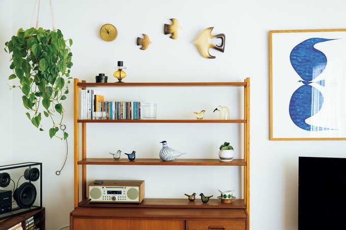 本や置物がが飾られた棚