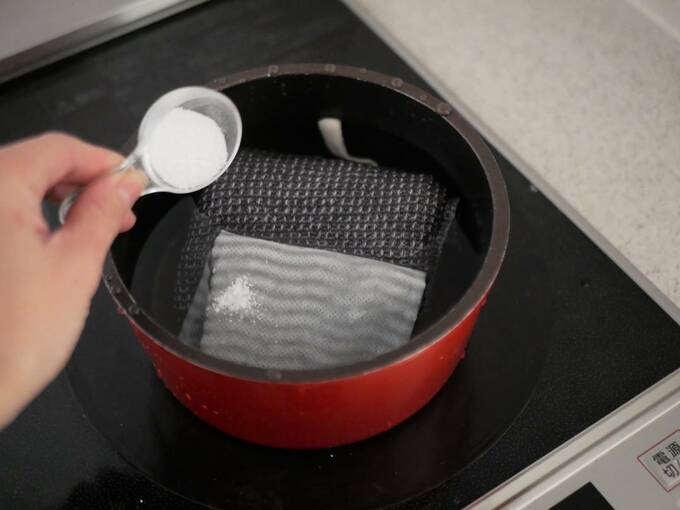 酸素系漂白剤を小さじ1杯入れる